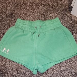 Under Armour Athletic Loose Green Shorts Pockets/drawstring Waist M Inseam 2 In